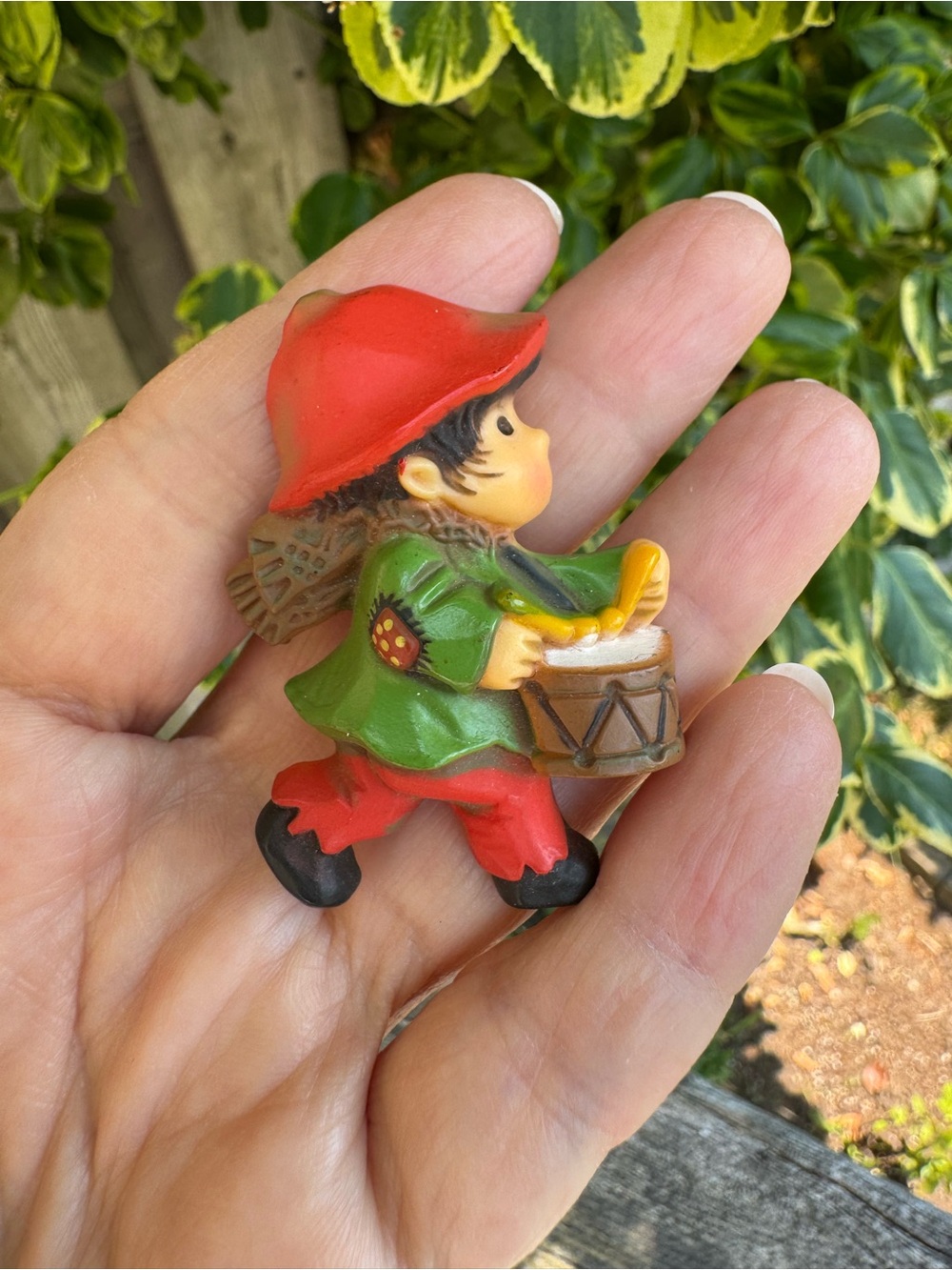 🎄Hallmark Red Hat Green Coat Drummer Boy Brooch - Plastic